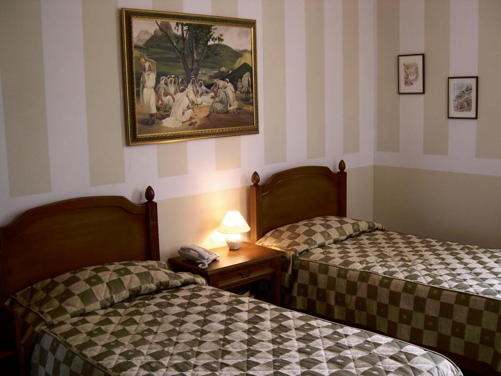 בוקרשט Hotel Piccolo Mondo חדר תמונה